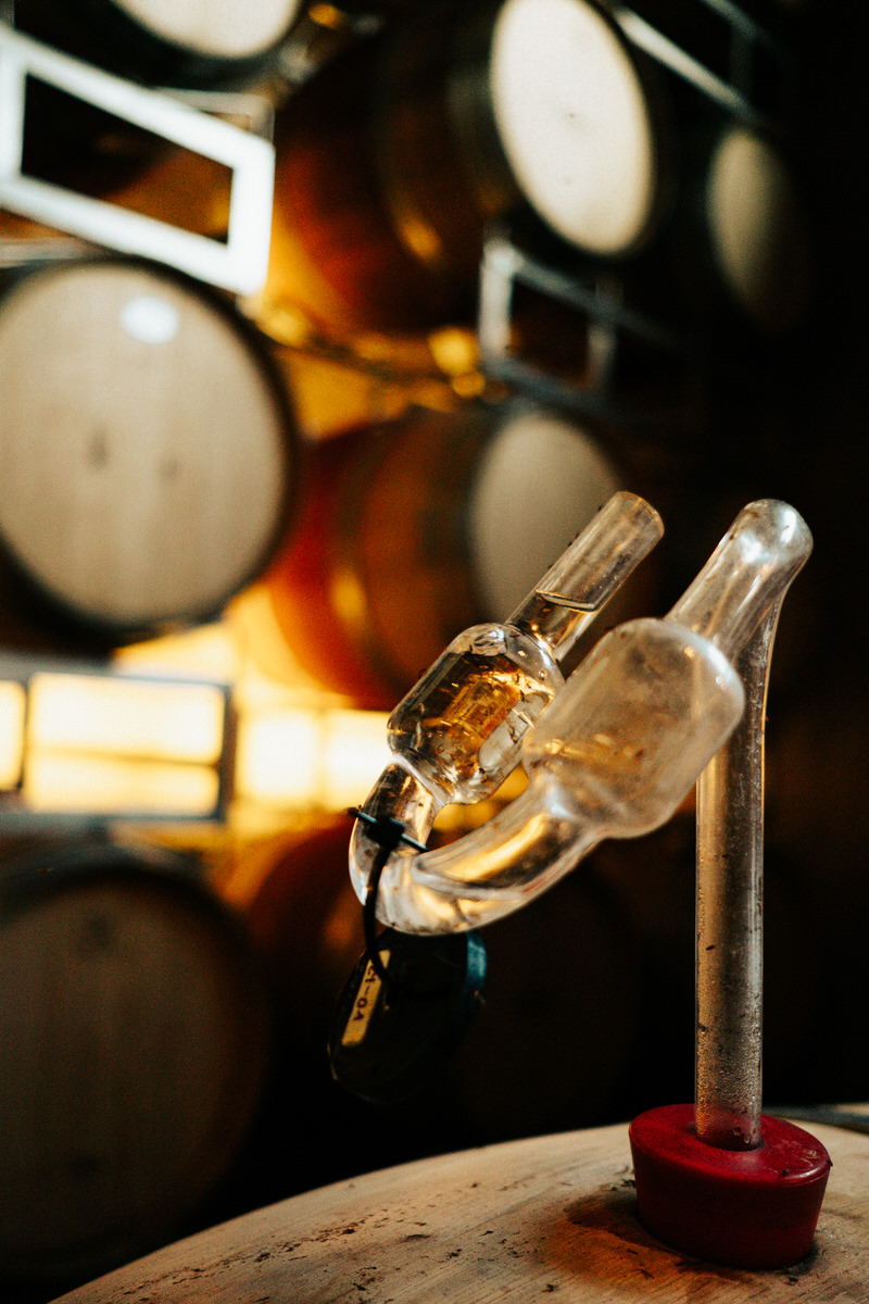 Ein Gährröhrchen im Weinkeller