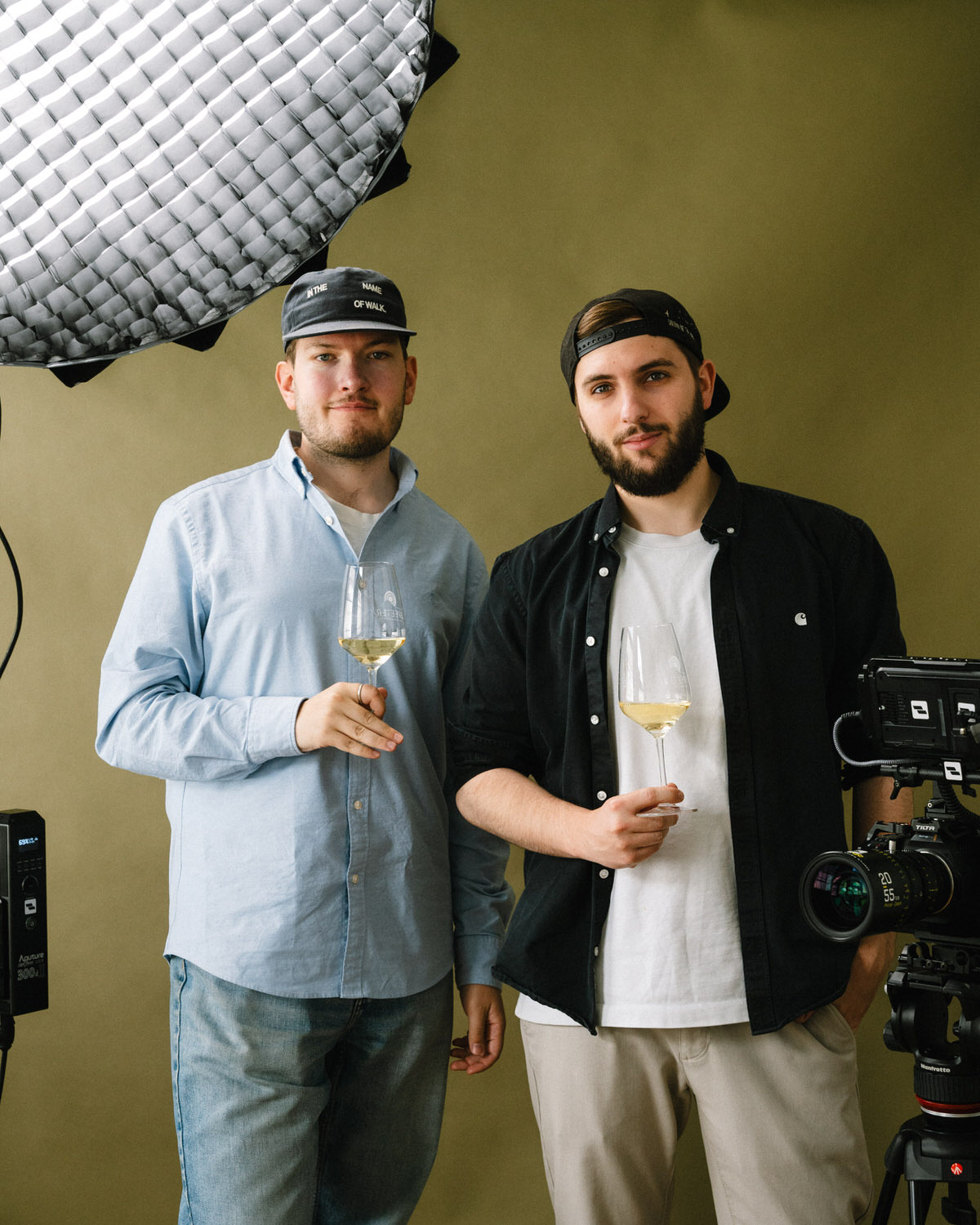 Flemming und Jonas stehen mit Technik vor einem Hintergrund.